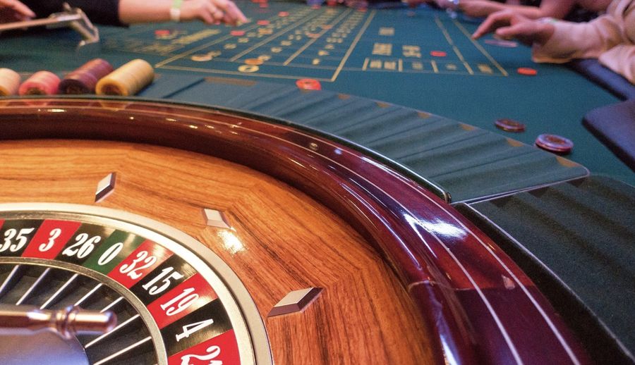 Daily Login Loops, Sweeps Coins & Retention: The Mechanic Design Behind Free-to-Play Casinos